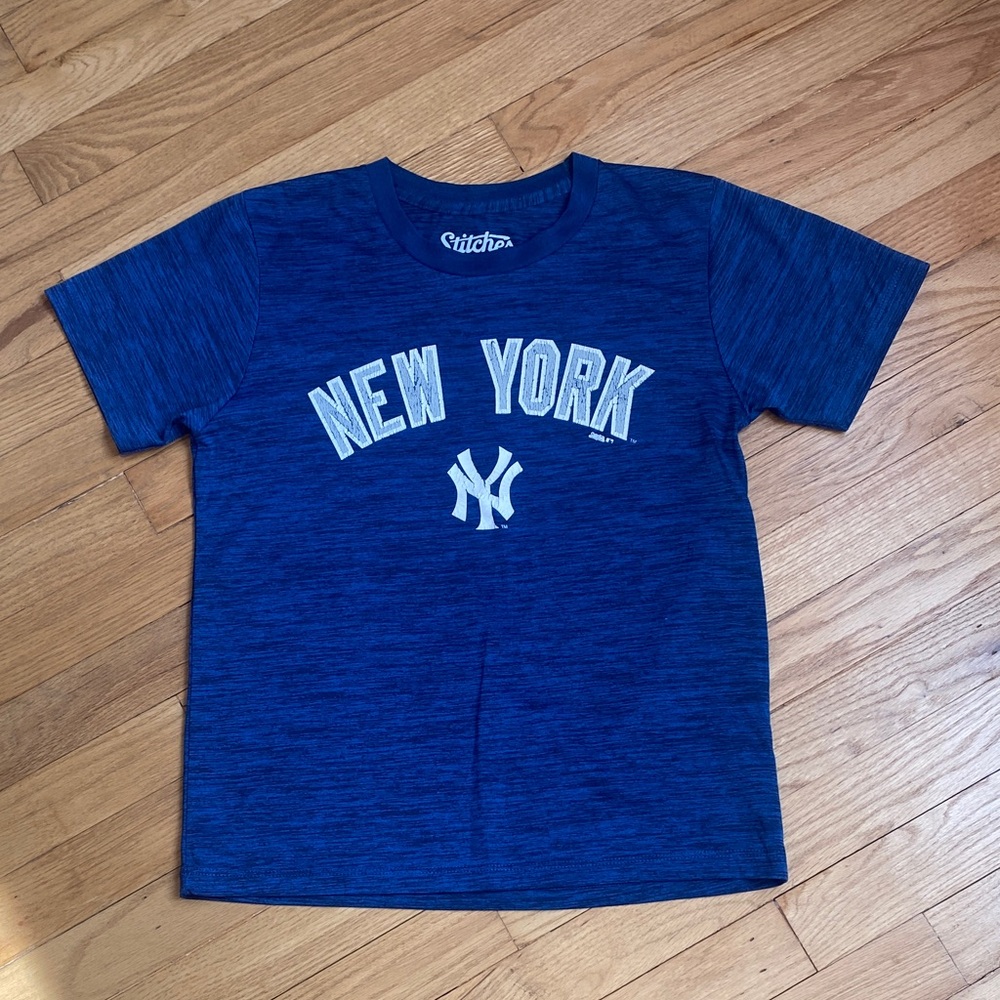 ➡️2/$10❗️⬅️ New York Yankees Graphic Tee for Kids - used